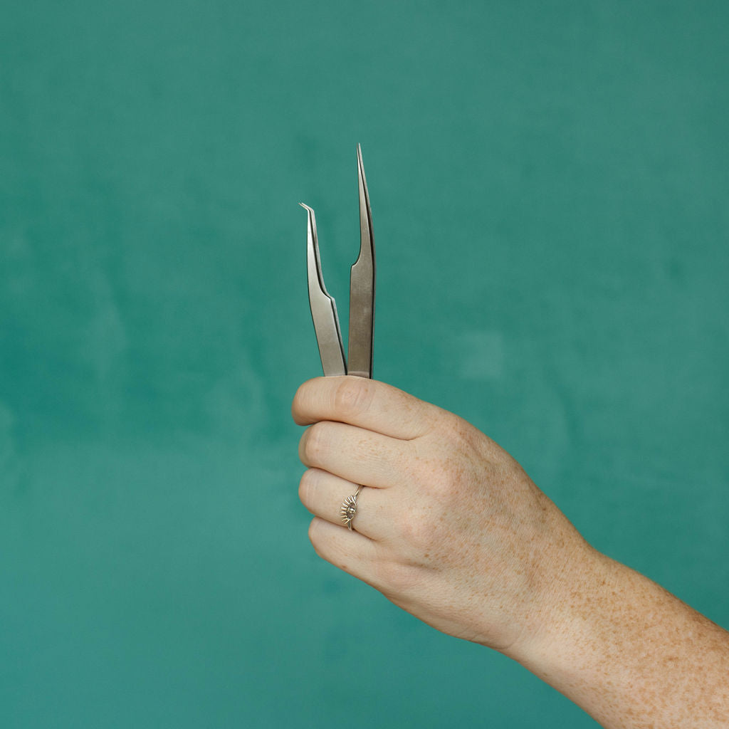 how to clean eyelash tweezers