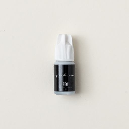 Grand Rapid Adhesive – Very Fast drying black lash adhesive for experienced artists. Great for Volume lashing.