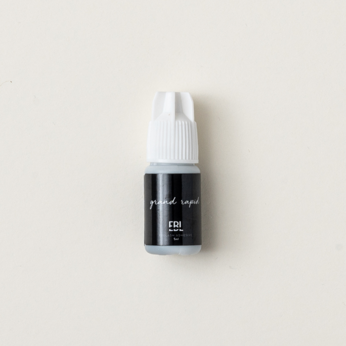 Grand Rapid Adhesive – Very Fast drying black lash adhesive for experienced artists. Great for Volume lashing.