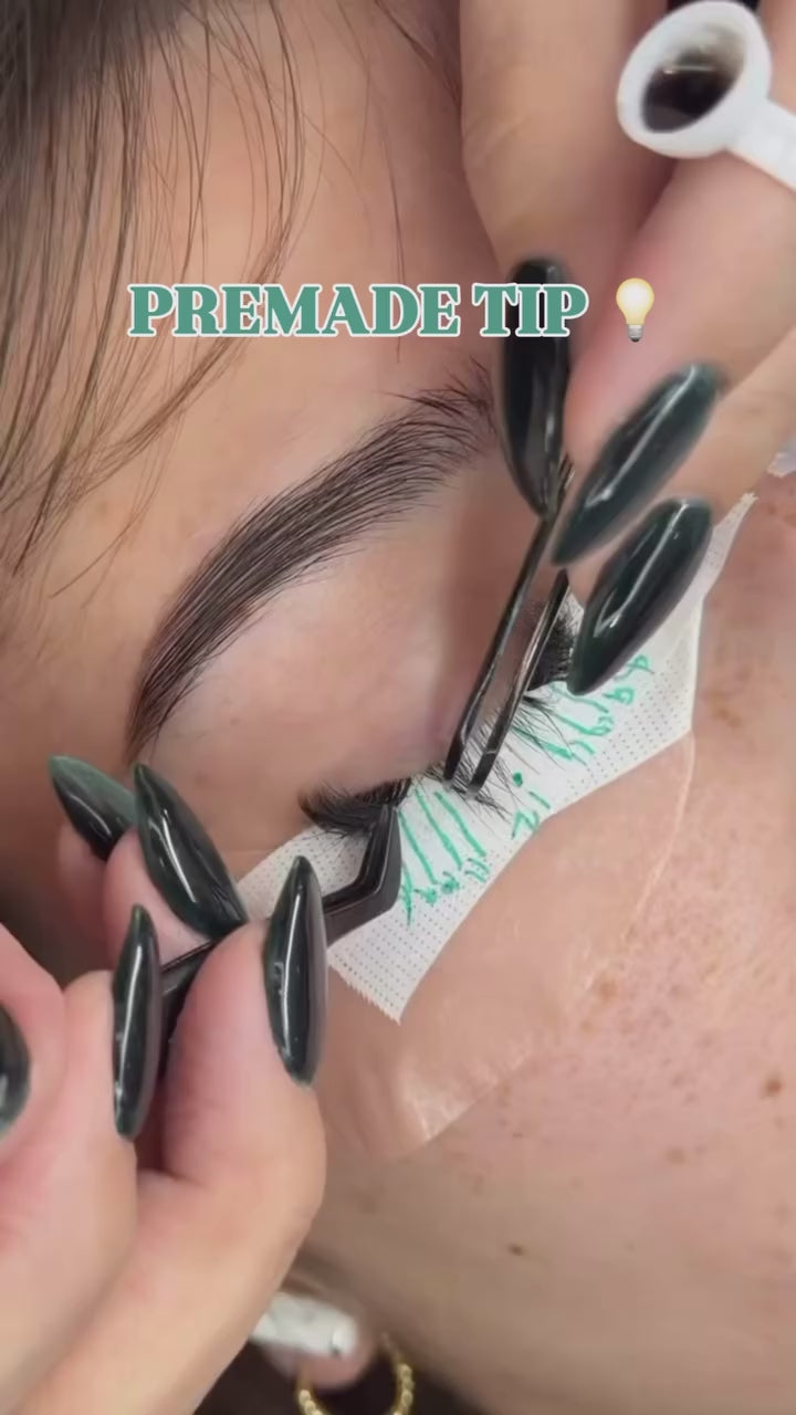 Did you know you can adjust the fan size of a premade? Yep! Giving you more control, better blending, and the perfect fit (even for those tiny baby lashes).
⠀⠀⠀⠀⠀⠀⠀⠀⠀
One of the many reasons we LOVE Premades… they work with you, not against you.
⠀⠀⠀⠀⠀⠀⠀⠀⠀
Save this for your next set & try it out 💡
⠀⠀⠀⠀⠀⠀⠀⠀⠀
#lashartisttips #premadelashes #ebllashes